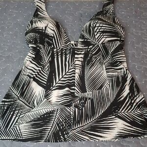 Women's Black and White Patterned Tankini Swim Top size 8